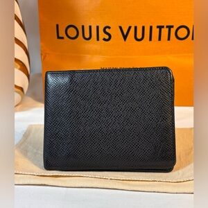Beautiful Louis Vuitton Taiga Multiple Wallet Bifold